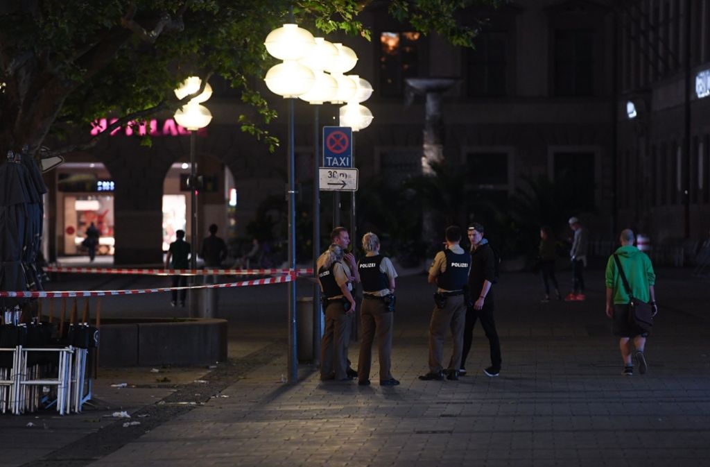 Polizisten stehen vor einer Absperrung der Fußgängerzone in der Münchner Innenstadt.