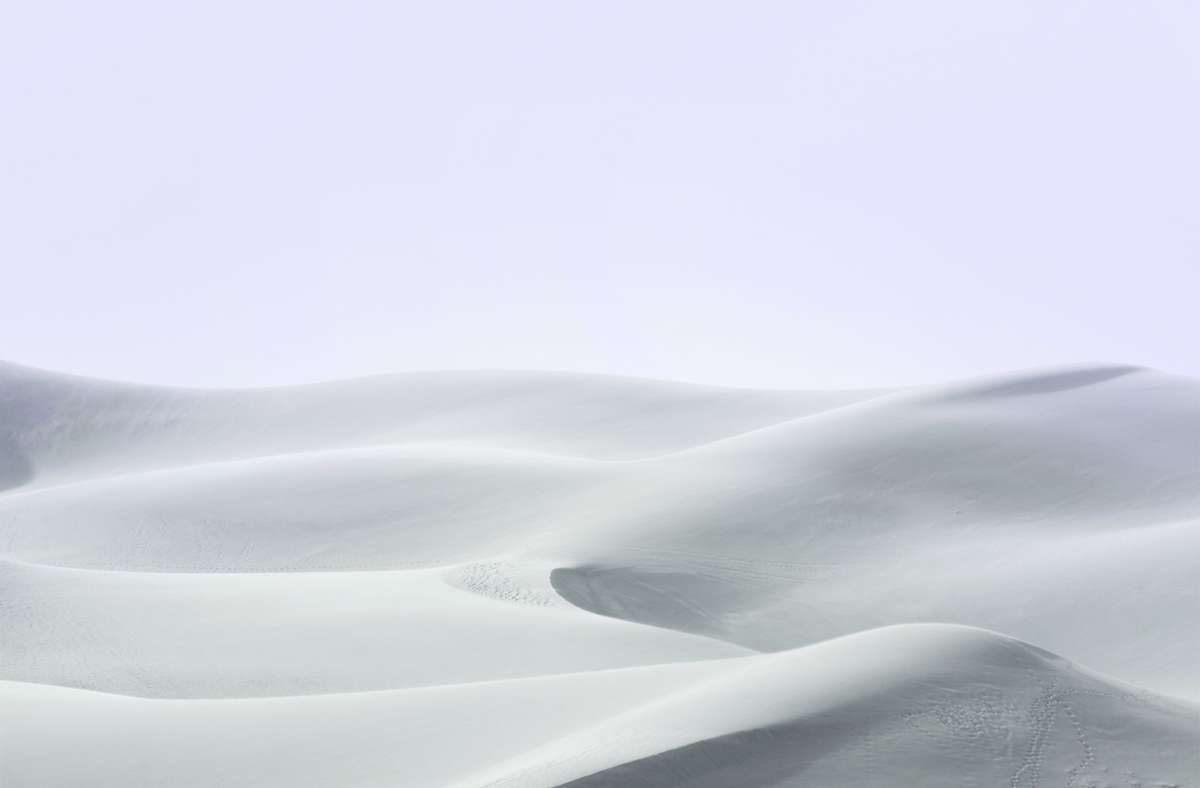 Wellen, Weiß in Weiß mit grauen Schatten: die Sanddünen im US-Bundesstaat Colorado.