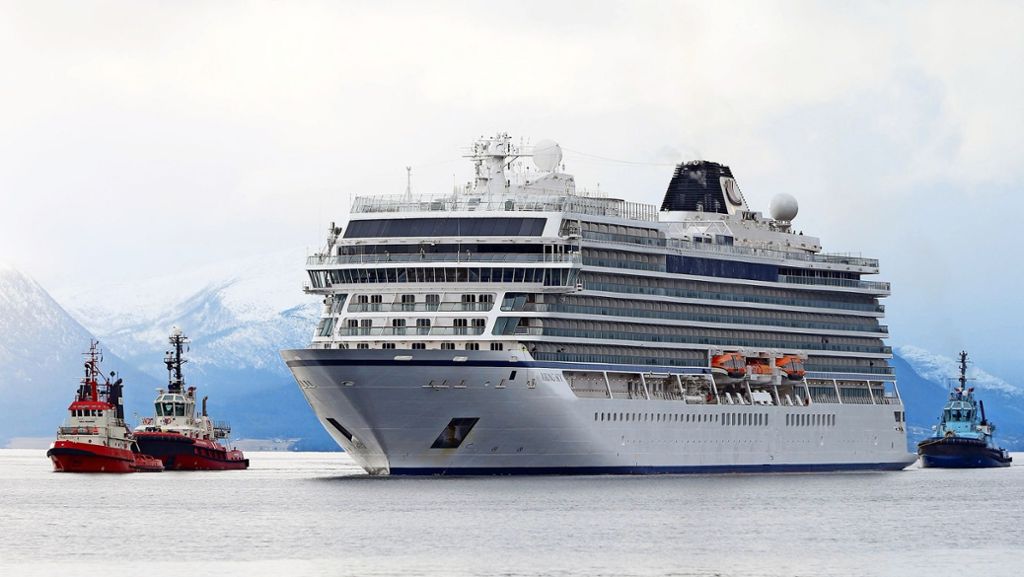  Glimpfliches Ende einer dramatischen Reise: Die „Viking Sky“ hat den Hafen von Molde erreicht. Das Schiff war einen Tag zuvor mit Motorschaden in einem heftigen Sturm in Seenot geraten. 