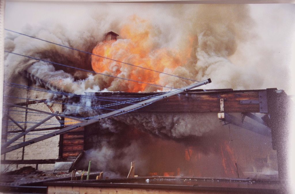 Die brennende Zimmerei im Rückbereich der Fellbacher Straße explodierte.