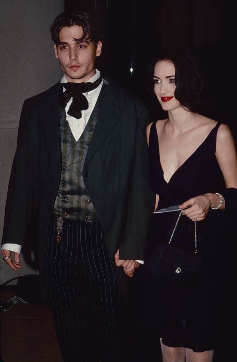 Von 1989 bis 1993 war Johnny Depp mit seiner Schauspielerkollegin Winona Ryder liiert. Die beiden wollten heiraten, doch die Verlobung platzte. Bekanntermaßen ließ sich Depp „Winona forever“ auf den Arm tätowieren – als alles vorbei war, änderte er das Tattoo in „Wino“ („Trunkenbold“) ab.