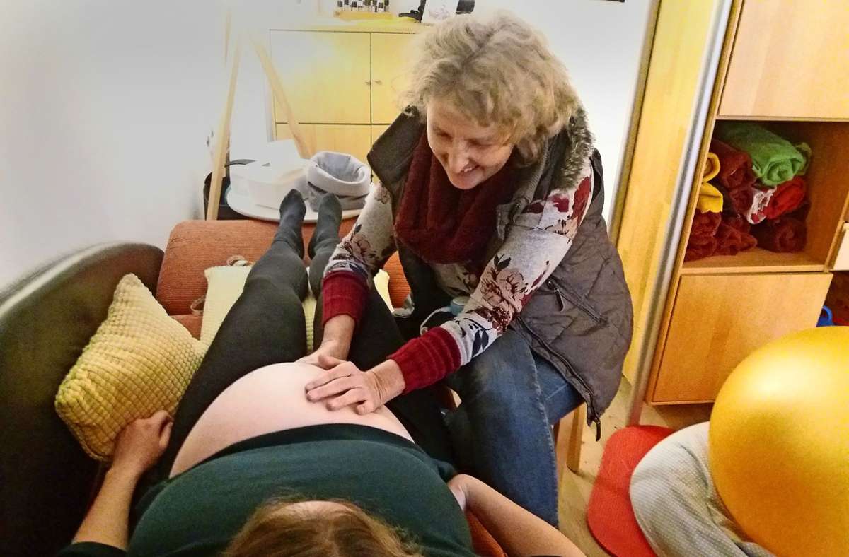 Doris Vitzthum nimmt sich Zeit für ihre schwangeren Frauen. Bei den Vorsorgen spielen ihre Hände, eine gute Portion Humor und viel Einfühlungsvermögen eine Rolle.