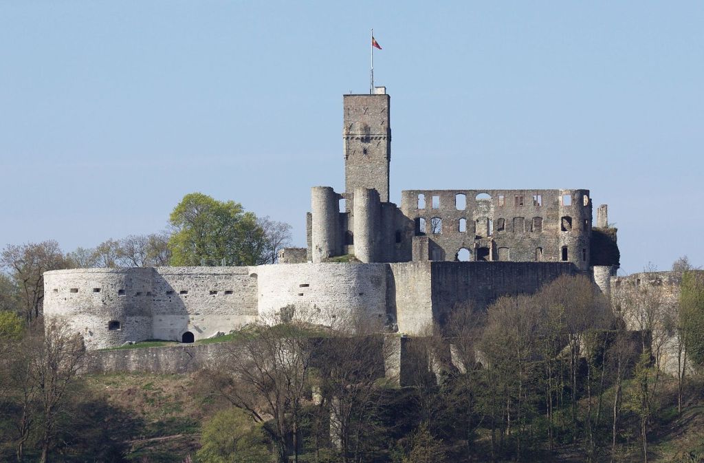 Burg Königstein: Der Königstein im Taunus (zwölftes bis 16. Jahrhundert) ist eine der größten Burgruinen Deutschlands.