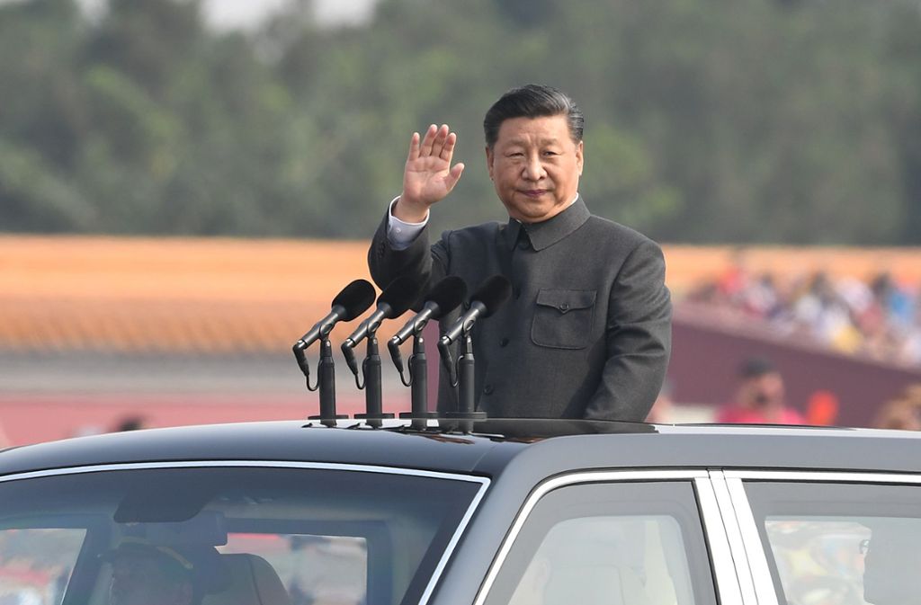 Xi Jinping, Präsident von China, steht während einer Parade zum 70. Jahrestag der Gründung der Volksrepublik China in einer Limousine.