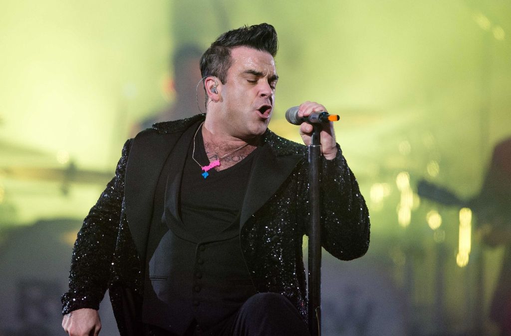 Vorsicht, gleich platzen die Knöpfe von der Weste ab! Ganz schön speckig zeigte sich Robbie Williams während eines Konzerts in Amsterdam 2013.