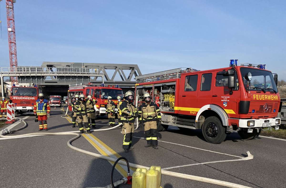 Die Feuerwehren Köngen und Wendlingen, die mit insgesamt sechs Fahrzeugen und rund 35 Feuerwehrleuten zum Einsatzort ausgerückt waren, löschten das Feuer zunächst vor Ort ab.