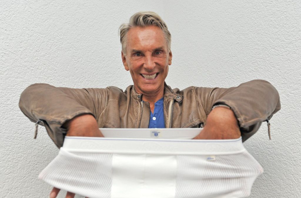 Feinripp-Unterhose: Modemacher Wolfgang Joop posiert mit einer Feinripp-Maschenware aus Baumwolle mit einem Anteil von Polyurethan (Elastan). Bewertung: Die Unterhose für hart arbeitende Männer („Malocher“). Note: 1+.