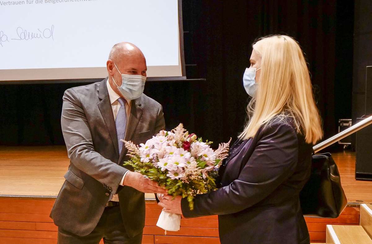 Blumen für die künftige Stellvertreterin: Oberbürgermeister Martin Georg Cohn gratuliert  Josefa Schmid. Foto: Simon Granville