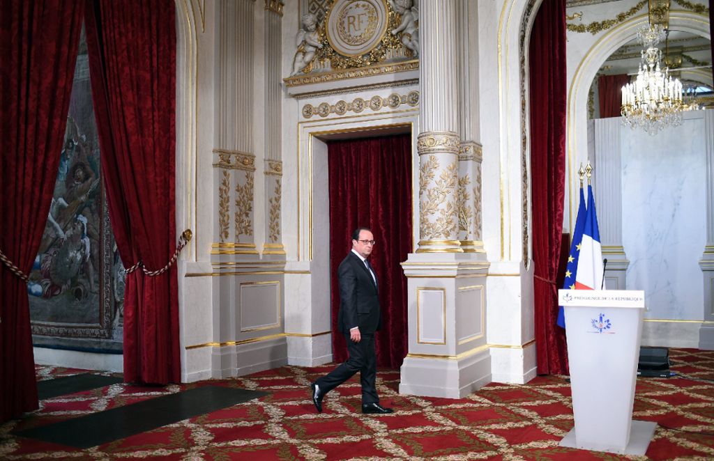 Präsident François Hollande rief in einer Fernsehsprache an die Nation den Ausnahmezustand aus.