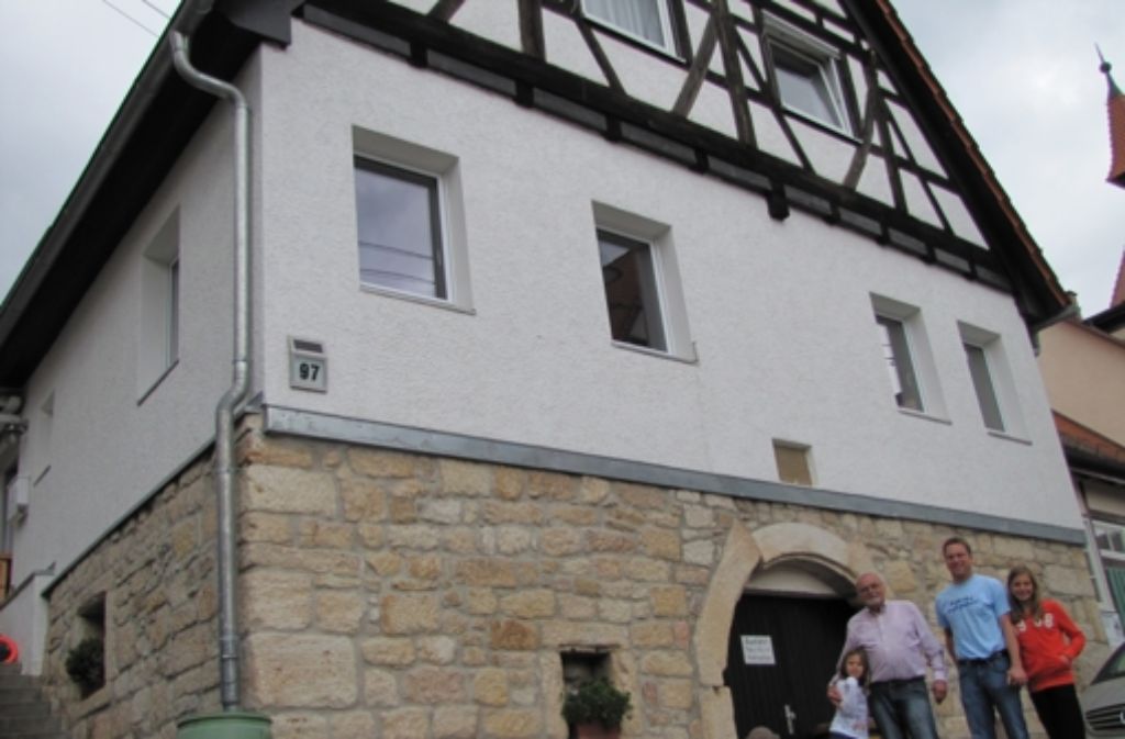 Bei der Familie Huber an der Tuttlinger Straße 97 wohnen drei Generationen Tür an Tür. Das Haus ist ein Kulturdenkmal, es ist 241 Jahre alt.