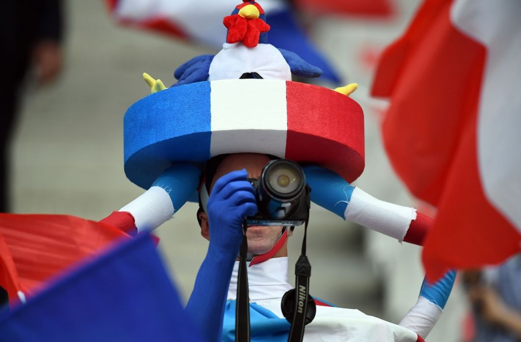 Dieser französische Fan hat einen Gockel auf dem Kopf.