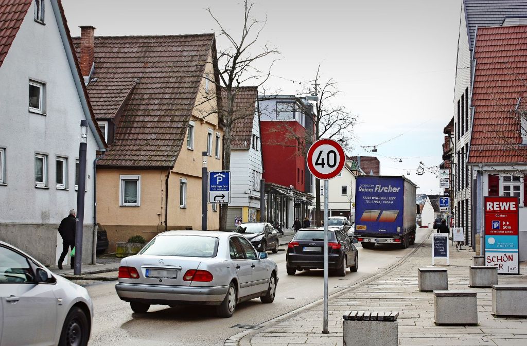 Mitarbeiter der LUBW haben Autos an der Echterdinger Hauptstraße gezählt und daraus die NO2-Belastung abgeleitet. Foto: Natalie  Kanter