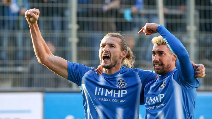 Stuttgarter Kickers beim 1. FC Bruchsal: 8:0 – Tunjic, Gilés  und Obernosterer schießen die Blauen zum Kanter-Sieg
