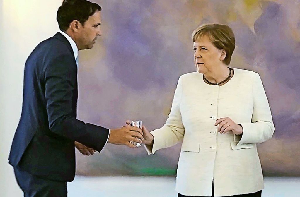 Kanzlerin Angela Merkel lehnt ein Glas Wasser nach ihrem Zitteranfall dankend ab. Foto: AFP