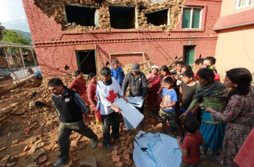 Nach dem Erdbeben finden die Helfer in Nepal immer mehr Menschen unter den Trümmern. Hunderttausende verlassen das Kathmandu-Tal.