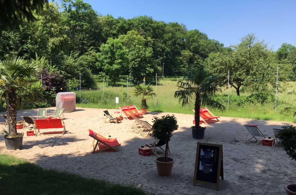 In Ludwigsburg lockt die Strandbar am Uferstüble Sonnenanbeter und Feierabendgenießer in den Sand.
