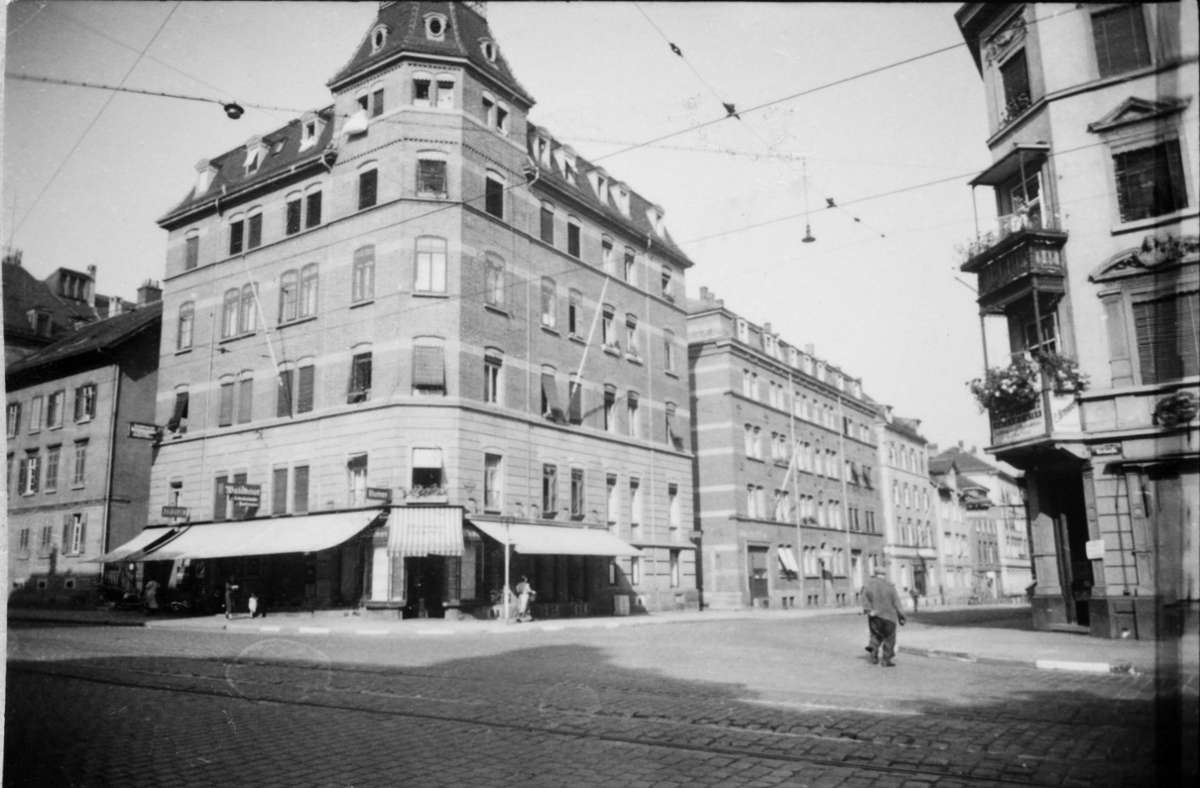 ... in die Heilmannstraße, von der wie beschrieben nur noch das Eckgebäude steht. Biegt man in die Straße ein und geht vor zur heutigen B14 ...