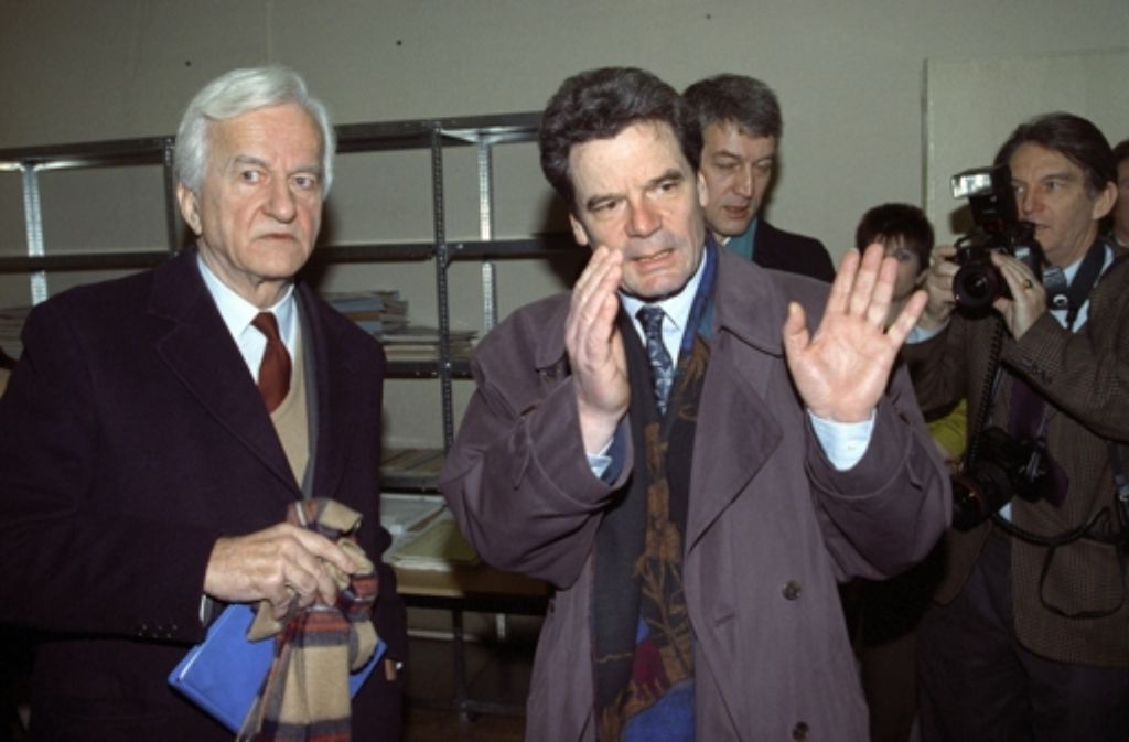 Bis 2000, als er die Leitung seiner Behörde an Marianne Birthler abgibt, avanciert Gauck zum bekanntesten Gesicht der DDR-Demokratiebewegung. Hier mit im Bild: Richard von Weizsäcker.
