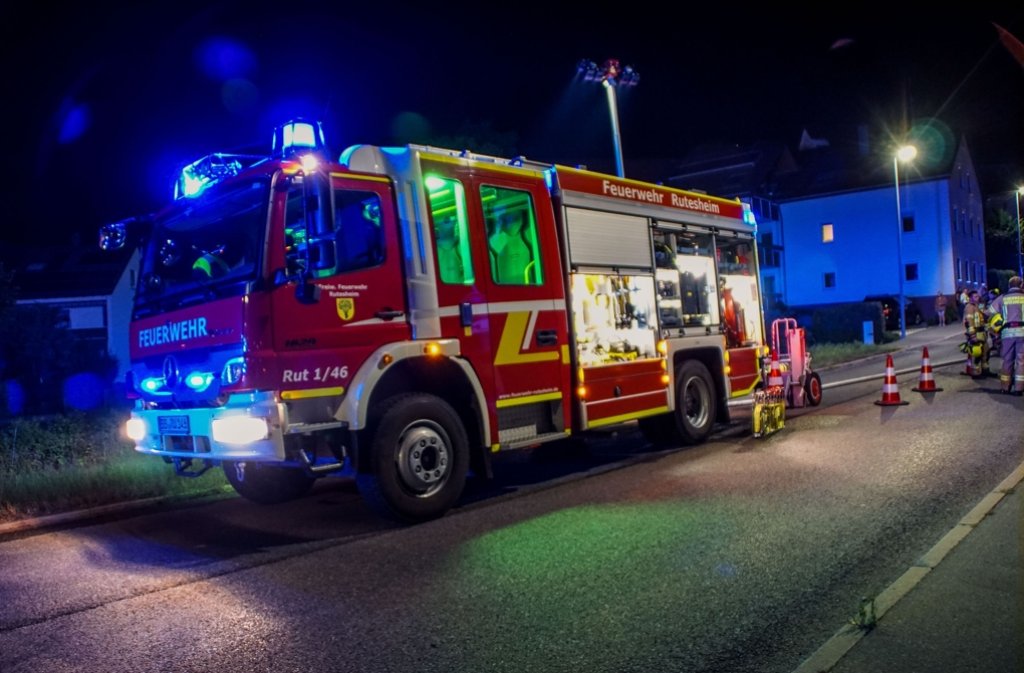 Die Feuerwehr Rutesheim ist mit fünf Fahrzeugen und 32 Wehrleuten im Einsatz.