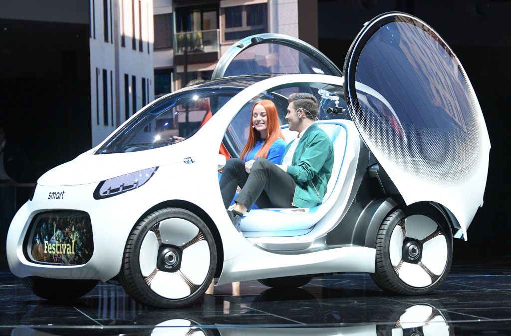 Ein Smart Vision EQ Fortwo wird während der „Mercedes-Benz Media Night“ auf der IAA präsentiert. Daimlers Kleinwagen-Tochter blickt mit dieser Studie in die Zukunft. Das Auto fährt völlig autonom und kommuniziert mit seiner Umwelt.