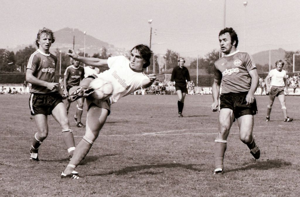Eislingens Gunnar Weiß, später beim VfB Stuttgart am Ball, beim Torschuss.