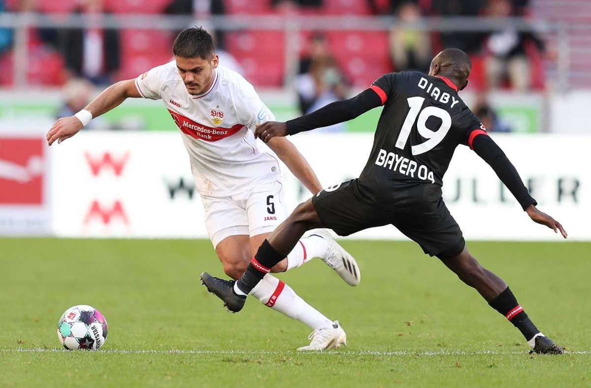 Konstantinos Mavropanos (22) gab am dritten Spieltag gegen Bayer Leverkusen (mit Moussa Diaby) einen starken Einstand in der Abwehr – musste aber nach 70 Minuten verletzt vom Feld. Nach einer Knie-OP wartet der Grieche seither auf sein zweites Bundesligaspiel.