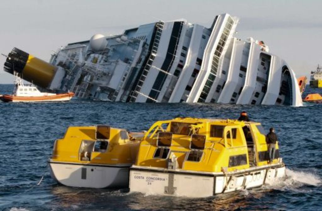 Noch immer liegt die Costa Concordia wie ein Koloss im Meer. Inzwischen scheint klar: der Kapitän des Luxusliners hat die Route eigenmächtig geändert. Der verhängnisvolle Felsen ist auf den Seekarten eingezeichnet. Foto: AP