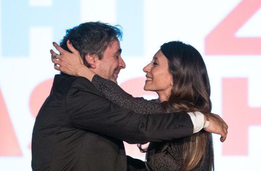 Deniz Yücel umarmt bei der Veranstaltung seine Ehefrau Dilek. Foto: dpa