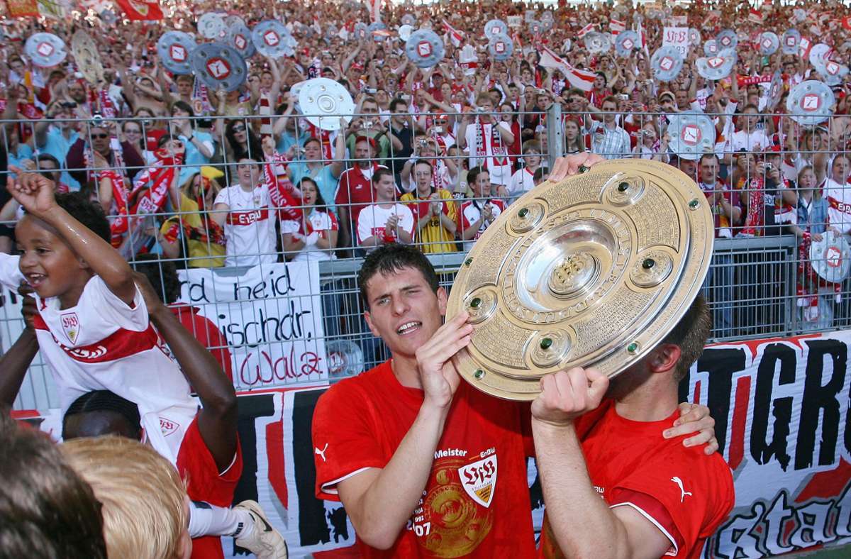 Die größten Erfolge: Der VfB wurde fünfmal Deutscher Meister (hier Mario Gomez im Jahr 2007) und holte dreimal den DFB-Pokal. Der SC Freiburg hat noch keine großen Titel zu bieten in seiner Historie – größter Erfolg: Platz drei in der Bundesliga in der Saison 1994/95.