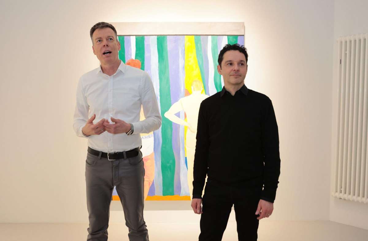 Die Galeristen Andreas Pucher (links) und Thomas Fuchs erklären ihre Ausstellung.