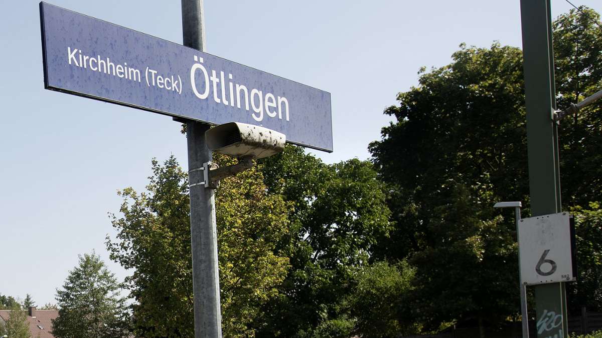 Schienenersatzverkehr im Kreis Esslingen: Zwei Stunden von Plochingen nach Owen – Bus bleibt in Wiese stecken