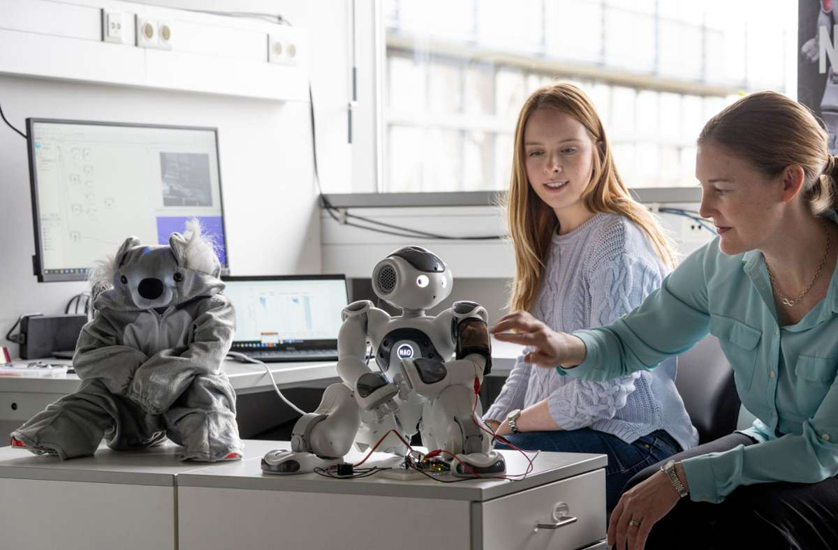 Direktorin Katherine J. Kuchenbecker (rechts) und ihre Doktorandin forschen an Haptik-Themen innerhalb des Forschungsfelds Robotik.