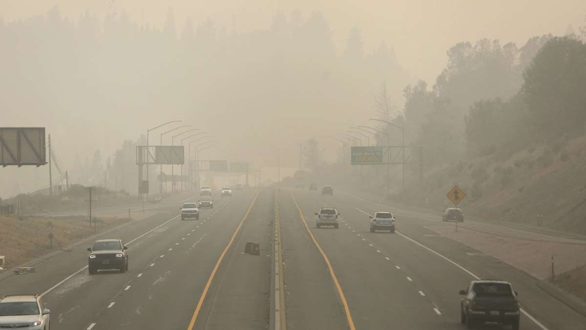  Die Menschen im Nordwesten Amerikas kämpften weiter mit den Folgen der verheerenden Waldbrände in der Region. Am Wochenende stieg die Zahl der Todesopfer auf mindestens 33. In Kalifornien will sich am Montag US-Präsident Trump ein Bild der Lage liefern lassen. 