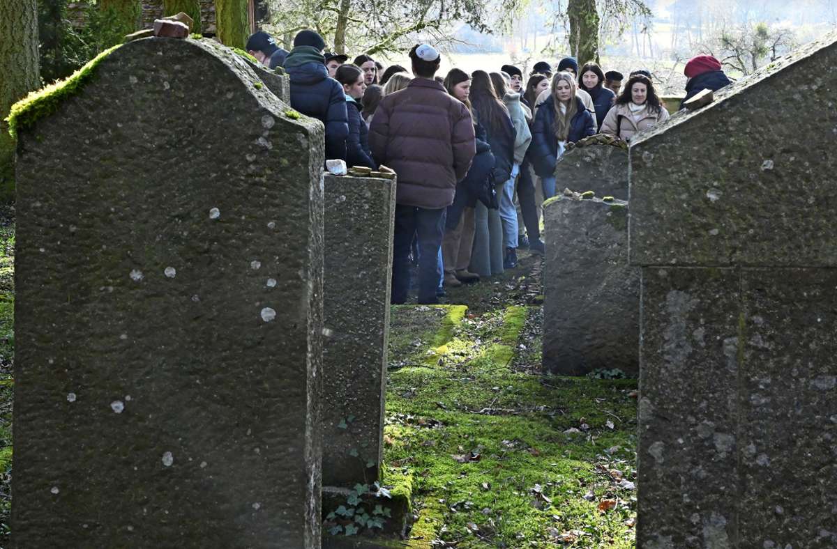 Israelische und deutsche Schülerinnen, Schüler und Lehrkräfte auf dem jüdischen Friedhof in Freudental. Foto: Werner Kuhnle