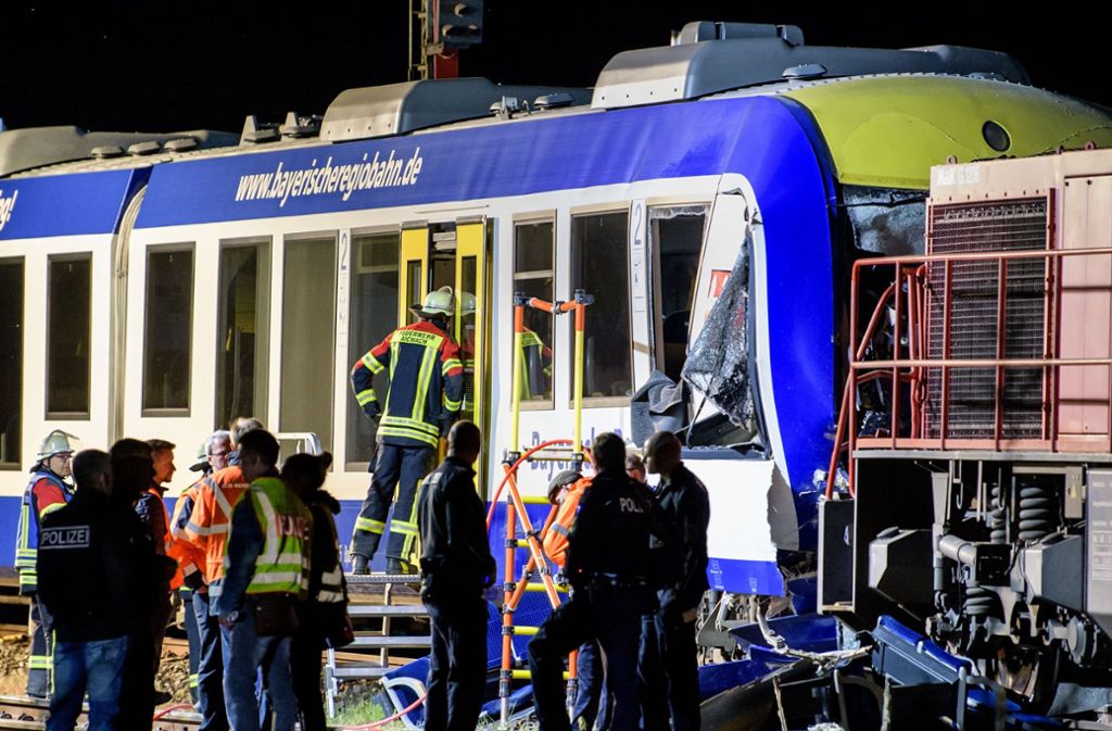 Nach Angaben eines Polizeisprechers kamen dabei der Lokführer des Personenzugs und eine Passagierin ums Leben.