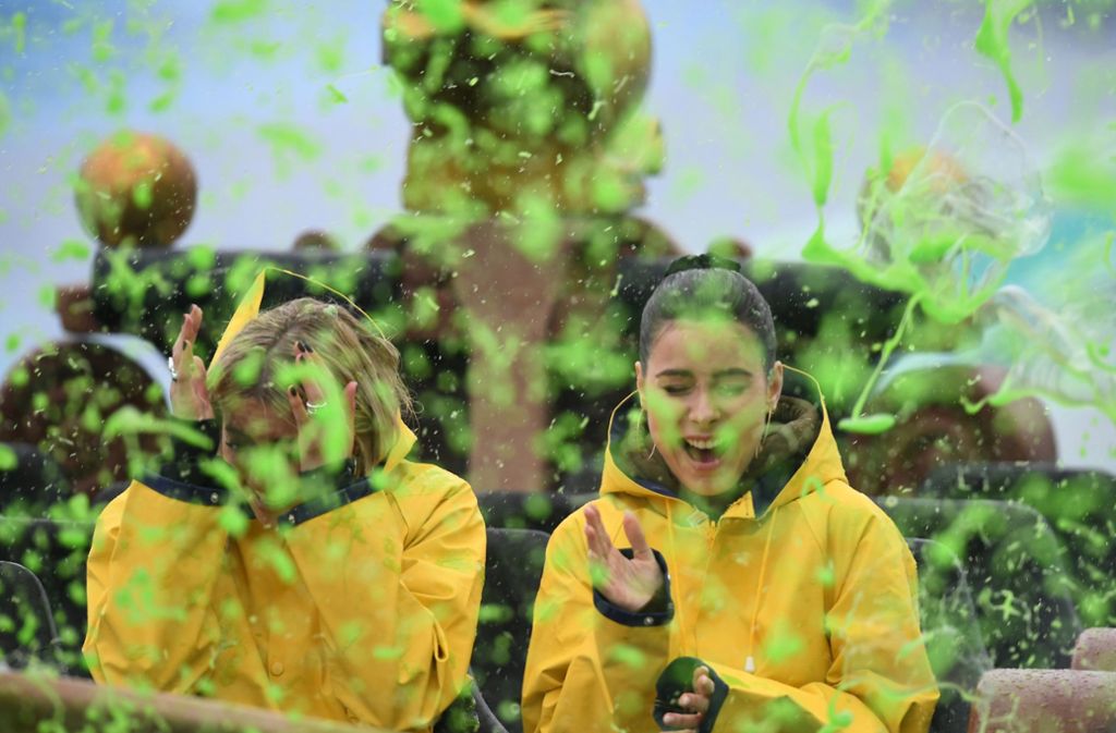 Lena Gercke und Lena Meyer-Landrut bekamen als Preisträger des Kids’ Choice Award eine grüne Schleimdusche in einer Achterbahn.