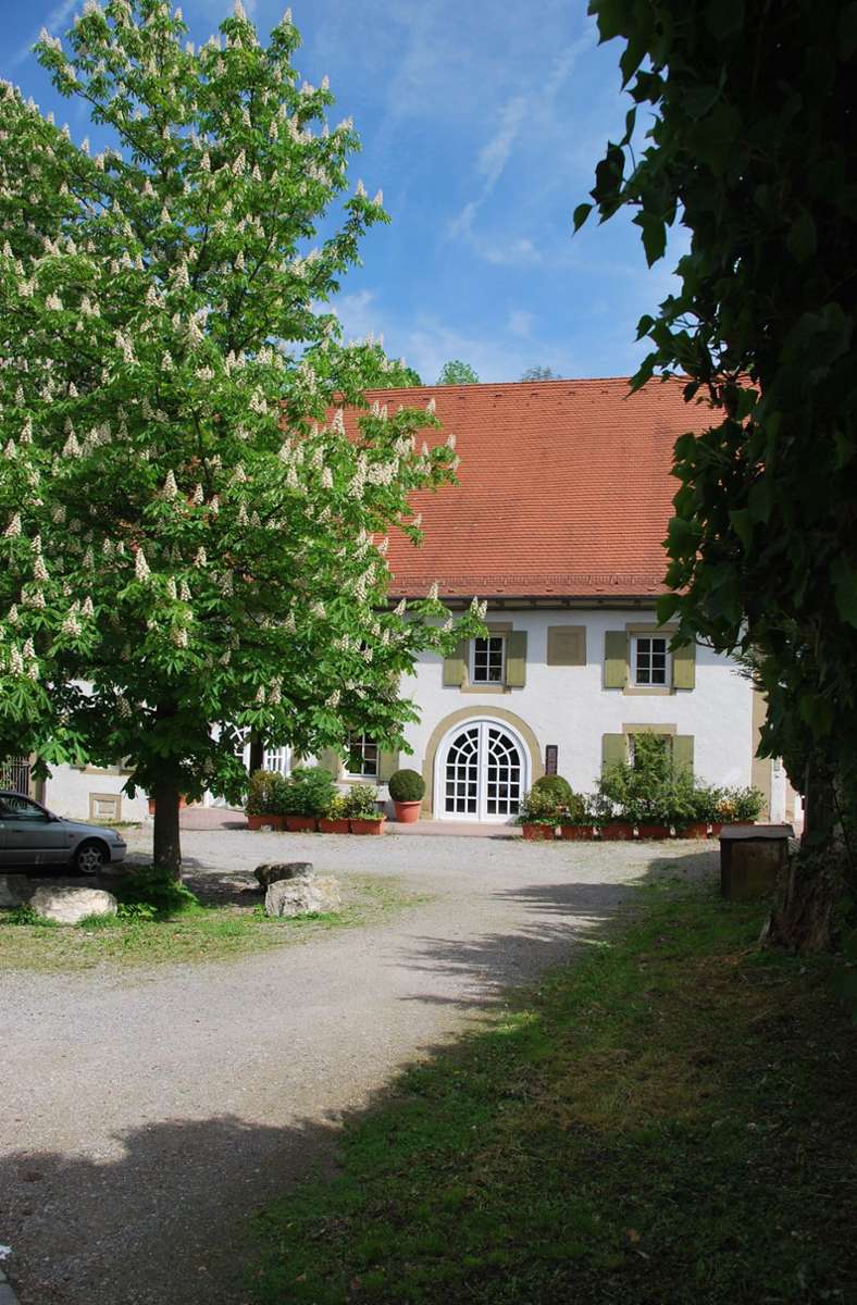 Ganz schön idyllisch: Die alte Gemeindhalle in Remseck-Hochberg. Hier kann man sowohl drinnen wie auch unter freiem Himmel heiraten.