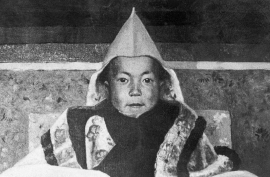 Der Dalai Lama wird am 6. Juli 1935 in einem Dorf im Nordosten Tibets geboren. Der Zweijährige Lhamo Dhondup wird als Reinkarnation des Dalai Lamas erkannt; er bekommt seinen Mönchsnamen Tenzin Gyatso.