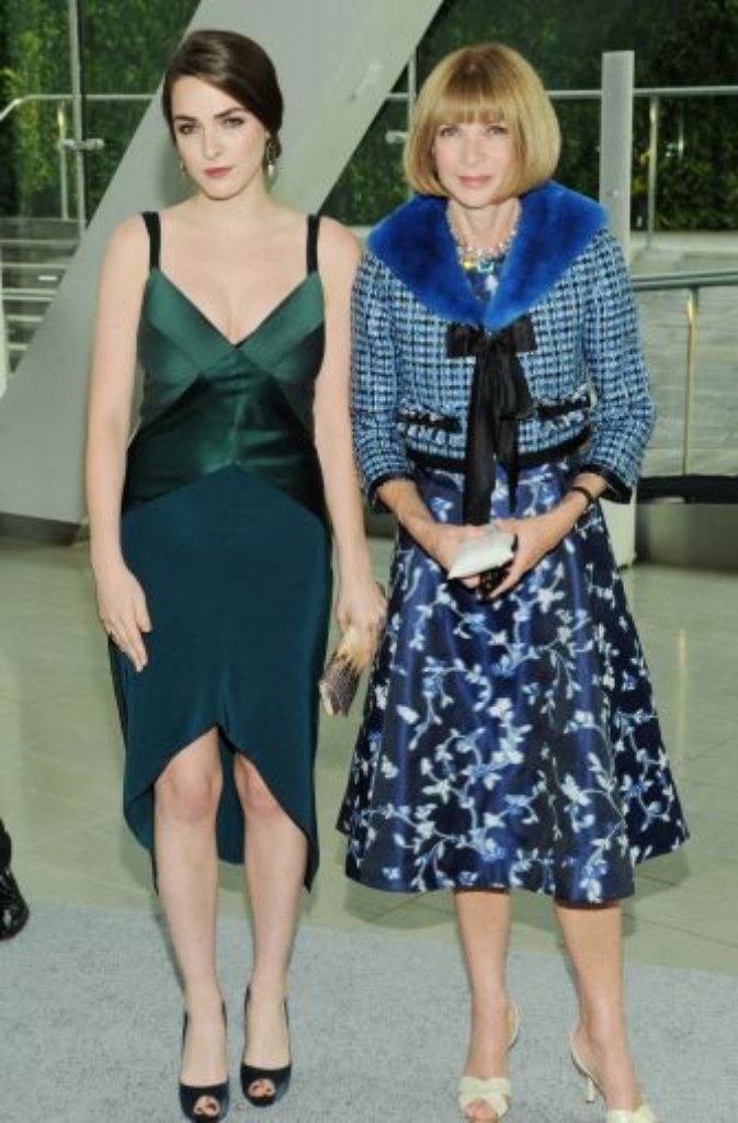Für Anna Wintour (rechts), Chefredakteurin der amerikanischen Vogue, war das Event natürlich ein Pflichttermin. Sie kam in Begleitung ihrer Tochter Bee Shaffer.