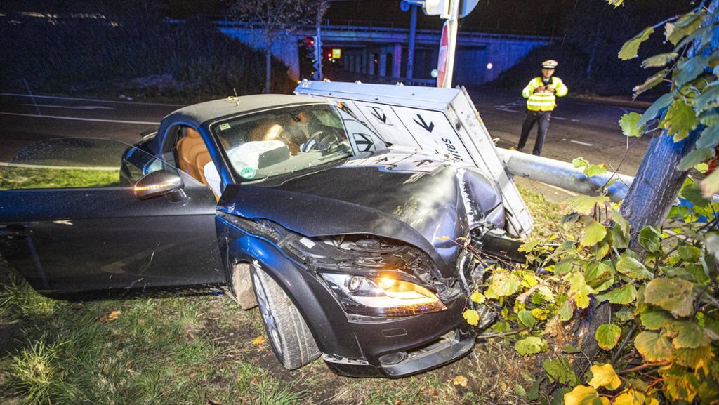 Unfall in Stuttgart-Möhringen: Betrunken mit Audi TT auf der B27 verunglückt