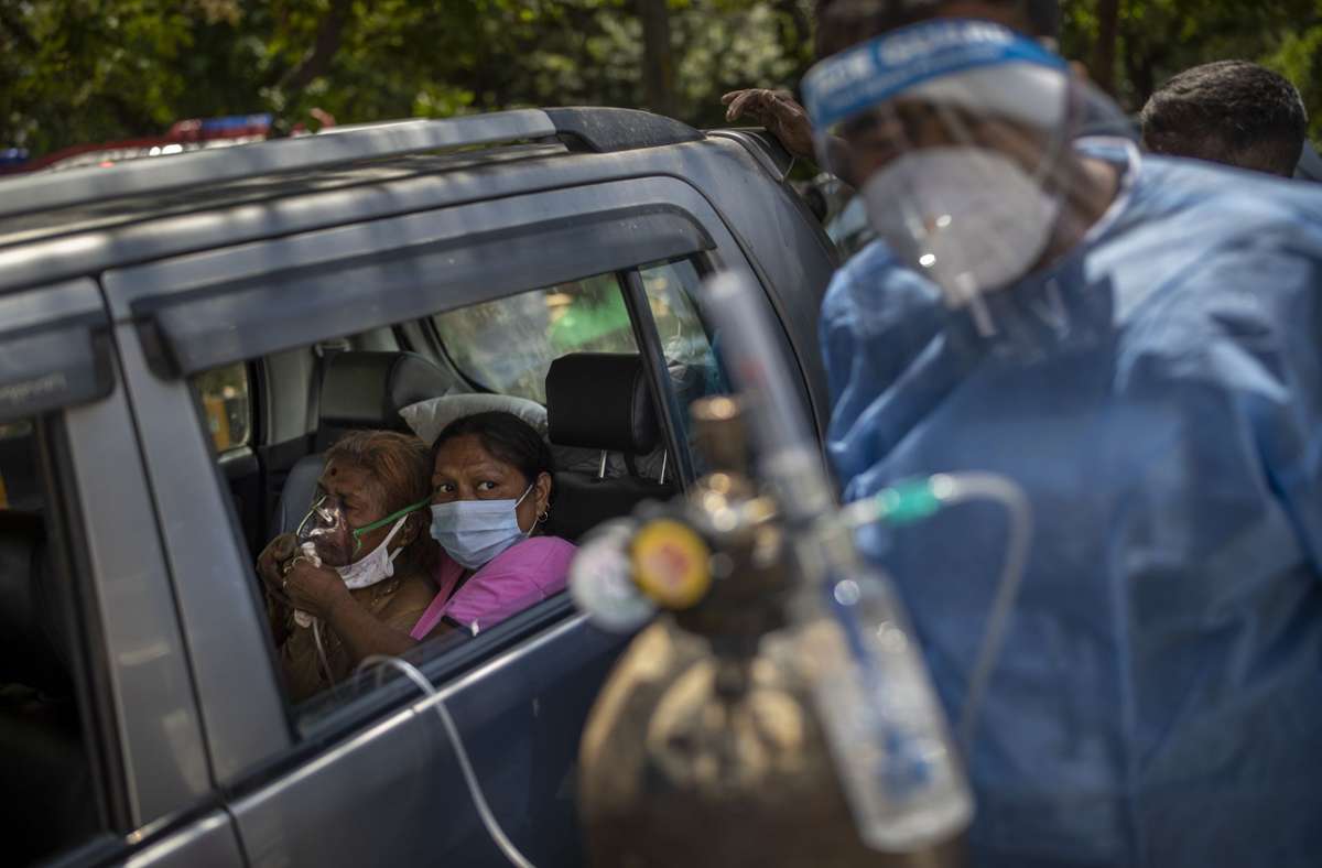 Neu Delhi: Eine Frau in einem Auto wird mit Sauerstoff versorgt, der von einem Gurdwara, einer Gebetsstätte der Sikhs, bereitgestellt wird.