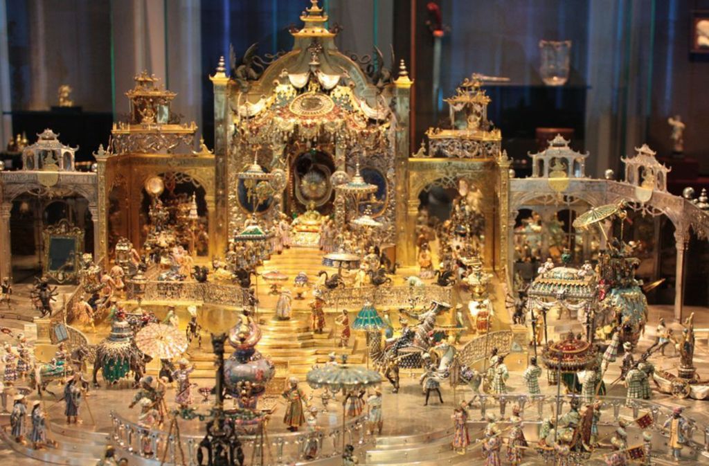 Auf einer über einen Quadratmeter großen teils vergoldeten Bühne aus Silber sind 132 filigrane Figuren und 32 Geschenk-Gegenstände in emailliertem Gold arrangiert.