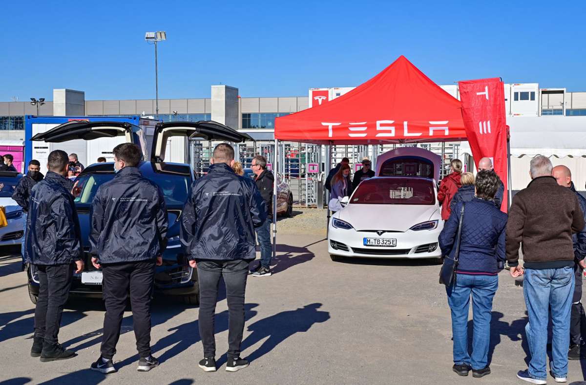Tesla zeigt natürlich auch seine Autos. Mit dem Model Y ist eine Probefahrt möglich.