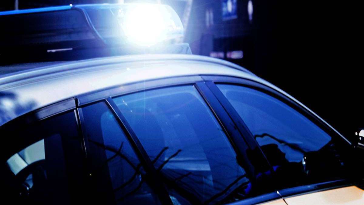  In Bietigheim (Kreis Ludwigsburg) hat am Dienstagmorgen ein Unbekannter eine 29-jährige Frau von hinten angegriffen und ihr Smartphone geklaut. Die Polizei bittet um Hinweise. 