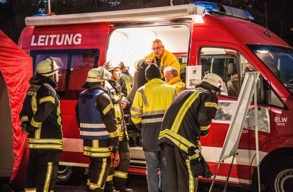 Fast 400 Feuerwehrleute haben am Donnerstagabend den Ernstfall geprobt: Was ist zu tun, wenn die Transalpine Ölleitung leck schlägt?