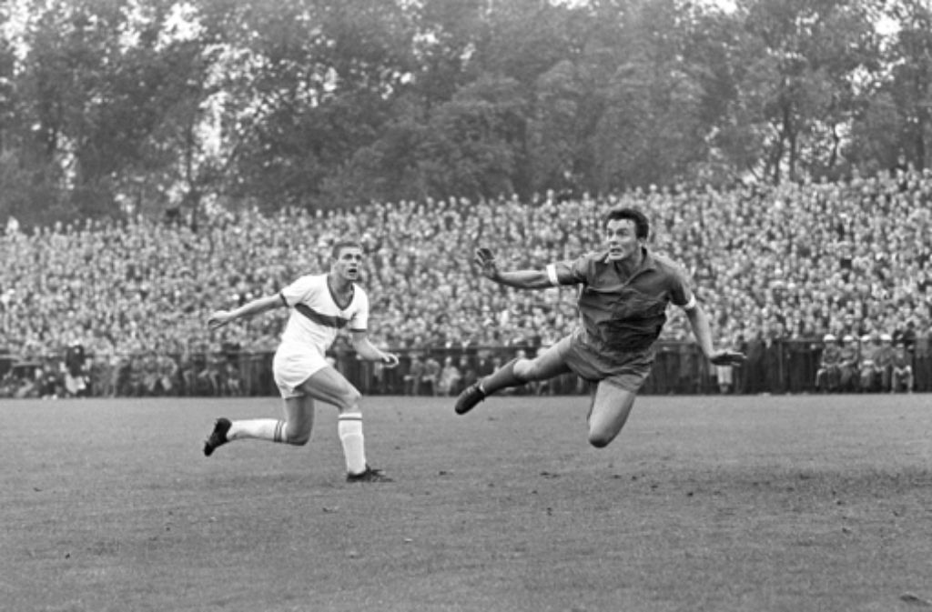 1963/64: Das Bundesliga-Gründungsmitglied VfB Stuttgart beendet die erste Saison auf Platz 5. Auf dem Bild: Der Stuttgarter Manfred Reiner (links) und Schalkes Hans Nowak.