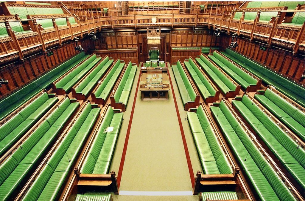 Für Abstimmungen müssen die Parlamentarier aufstehen und durch eine von zwei Türen links und rechts vom Speaker den Raum verlassen: Wer mit Ja stimmt, geht durch die Tür auf der Regierungsseite, wer mit Nein stimmt, durch die auf der Seite der Opposition.