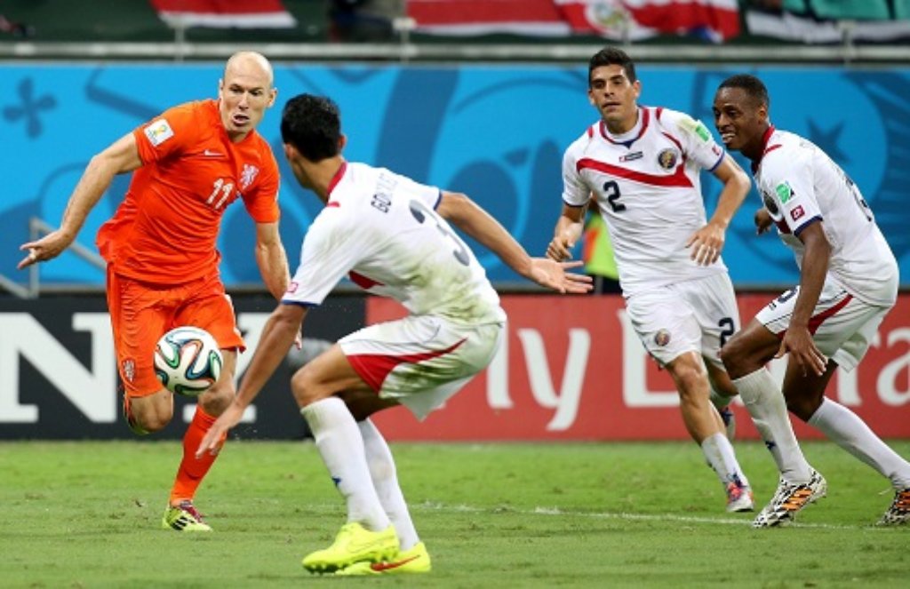 Die Niederlande (hier Arjen Robben) sind nach ihrem 4:3-Erfolg im Elfmeterschießen gegen Costa Rica ins WM-Halbfinale eingezogen. Weitere Bilder von den Spielen am Samstagabend zeigen wir in der folgenden Bilderstrecke.