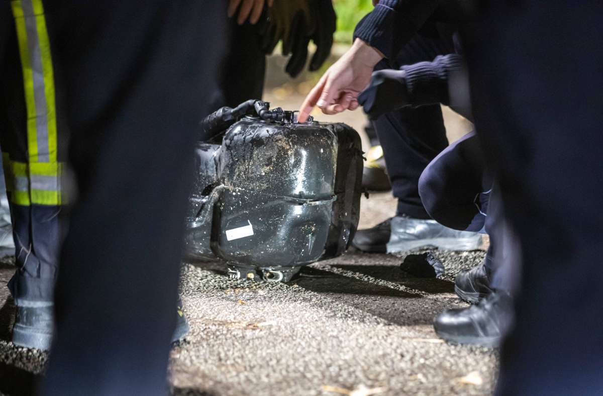 Die Einsatzkräfte fanden einen Kunststofftank aus einem Schrottfahrzeug.
