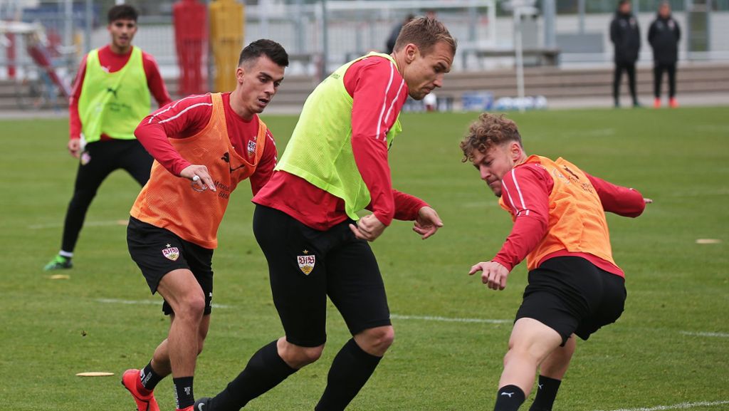  An diesem Dienstag ist der VfB Stuttgart in die neue Trainingswoche gestartet. Bei der öffentlichen Einheit vor dem wichtigen Spiel gegen den VfL Wolfsburg waren auch zwei Junioren mit von der Partie. 